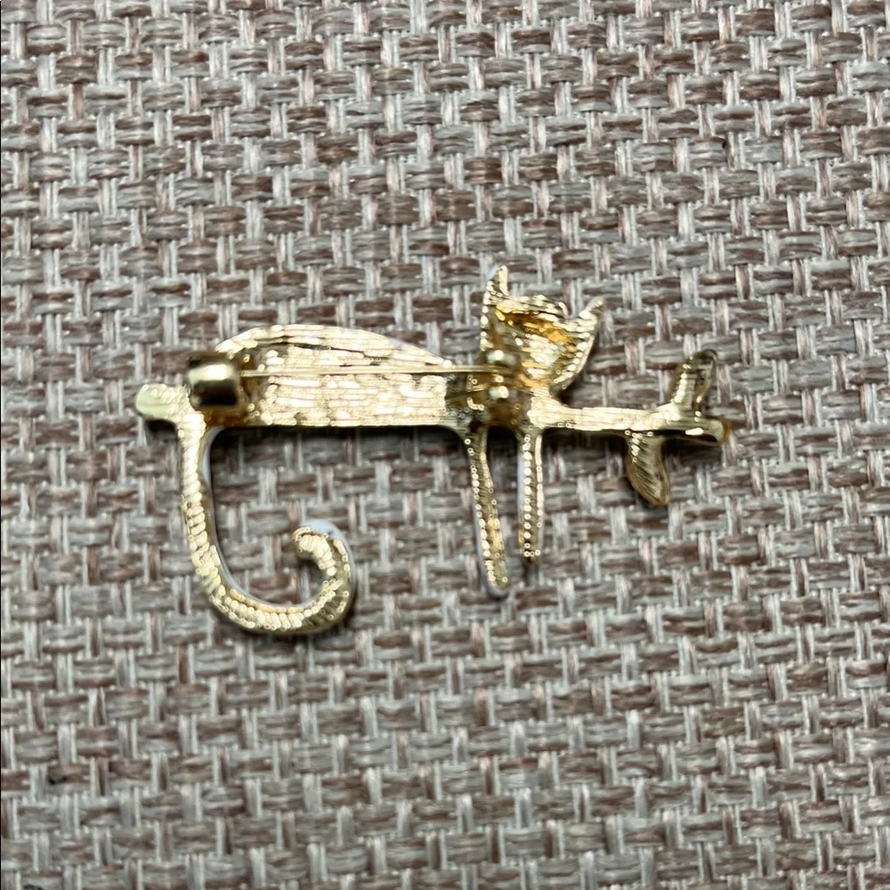 Brooch NIP White Polka Dot Cat on Branch, Enamel paint on goldtone base